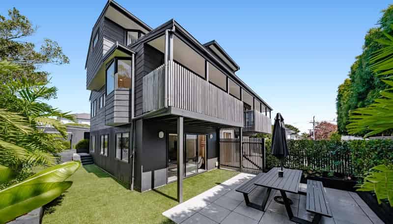  2/10 Sylvan Park Avenue, Milford