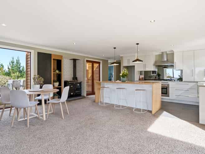 689 Big Stone Road, Kuri Bush