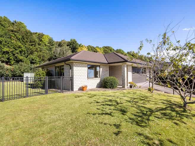 73 Bathurst Crescent, Pyes Pa