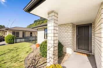 73 Bathurst Crescent, Pyes Pa