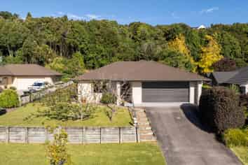 73 Bathurst Crescent, Pyes Pa