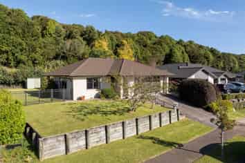 73 Bathurst Crescent, Pyes Pa