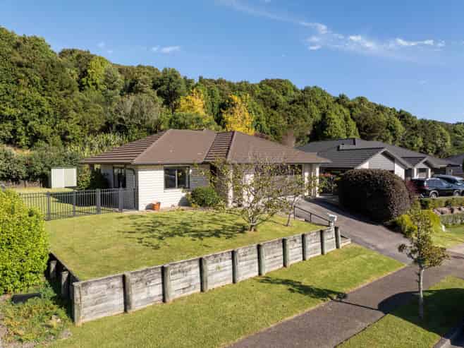 73 Bathurst Crescent, Pyes Pa