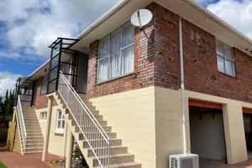 1/2 Pooley Street, Pakuranga Heights