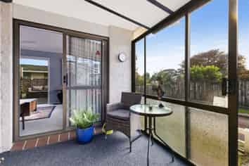 2/14 Burns Street, Westown