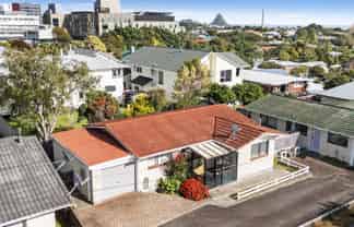 2/14 Burns Street, Westown