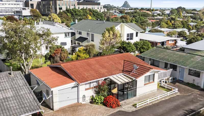 2/14 Burns Street, Westown