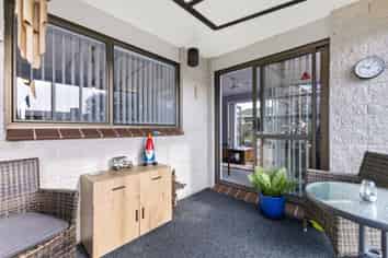 2/14 Burns Street, Westown