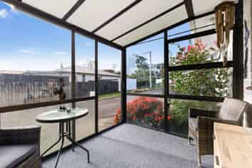 2/14 Burns Street, Westown