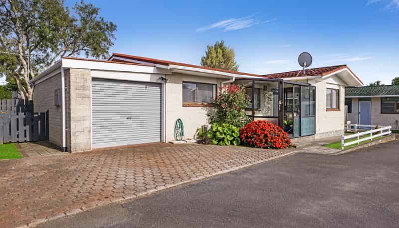 2/14 Burns Street, Westown