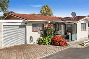 2/14 Burns Street, Westown