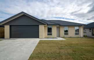 8 Caproni Road, Burleigh