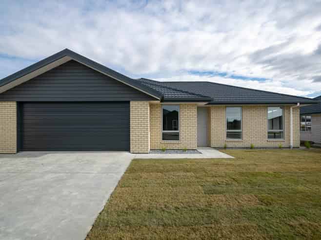 8 Caproni Road, Burleigh