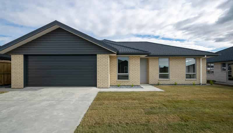 8 Caproni Road, Burleigh