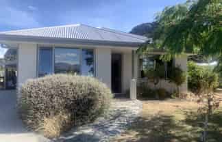 11 Quail Street, Albert Town