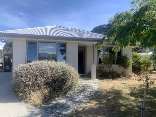 11 Quail Street, Albert Town