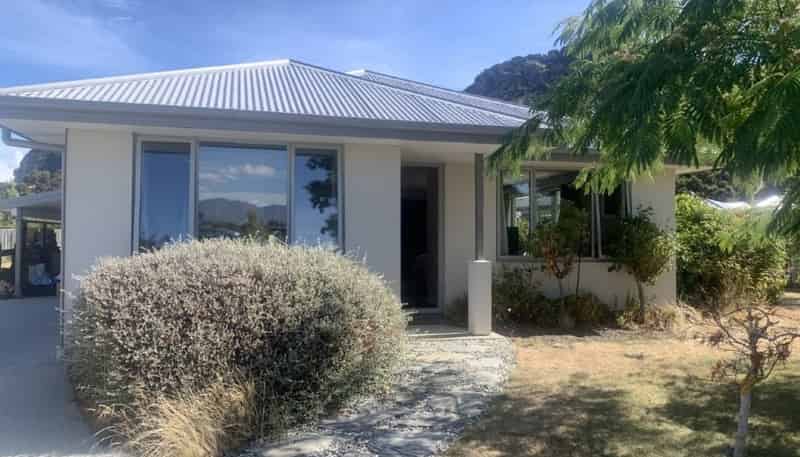 11 Quail Street, Albert Town