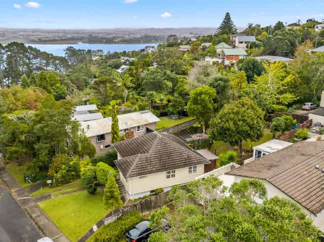 15 Rosecamp Rd, Beach Haven