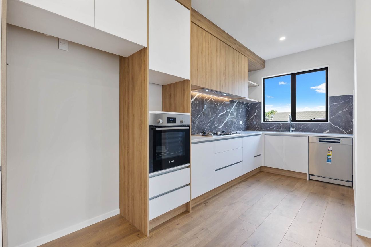 Discover Your Dream Family Home - Vista 5