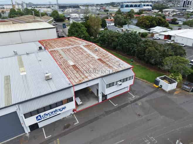 10 car parks, 2 showers & Available NOW 