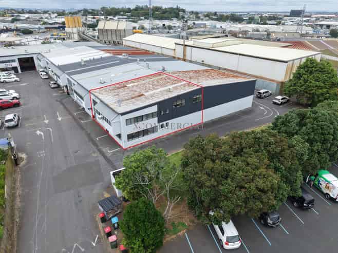 10 car parks, 2 showers & Available NOW 