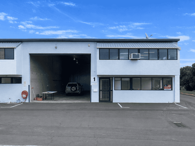 10 car parks, 2 showers & Available NOW 