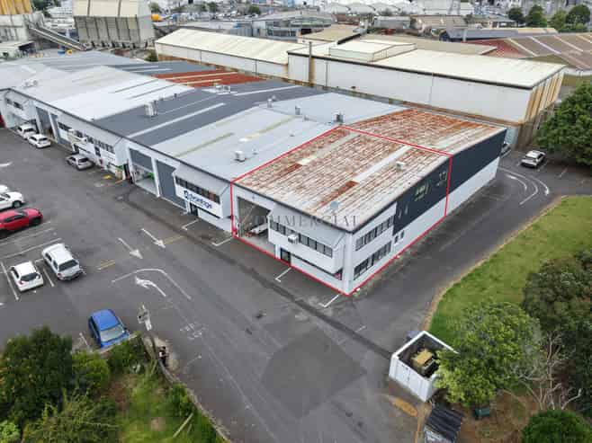 10 car parks, 2 showers & Available NOW 