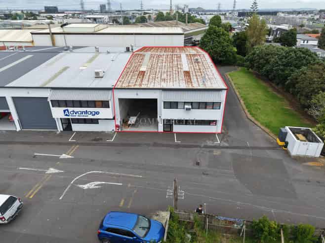 10 car parks, 2 showers & Available NOW 