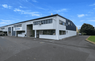 10 car parks, 2 showers & Available NOW 