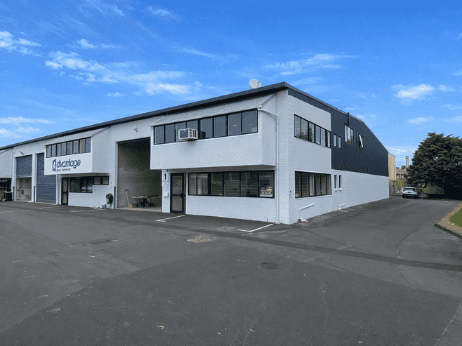 10 car parks, 2 showers & Available NOW 