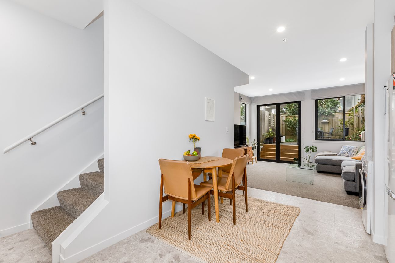 Modern Living with North Facing Courtyard - Meer