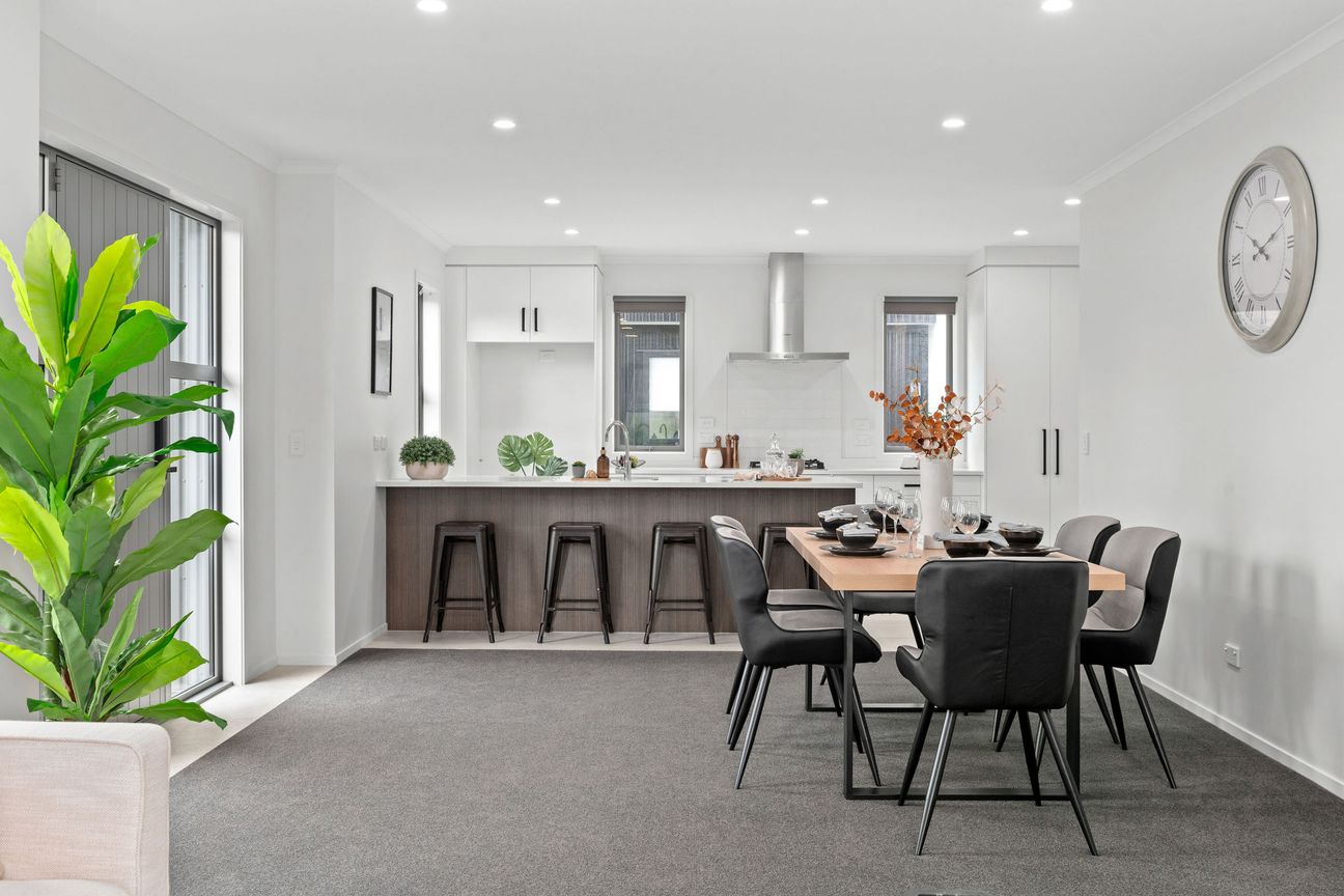 Premium Near-New Queenwood Lifestyle Townhouse - Fler