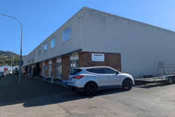 Modern office/showroom/warehouse 