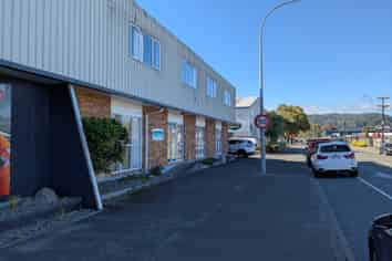 Modern office/showroom/warehouse 