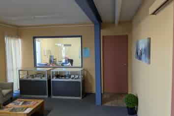 Modern office/showroom/warehouse 