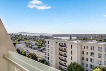 17/ Broadway, Newmarket