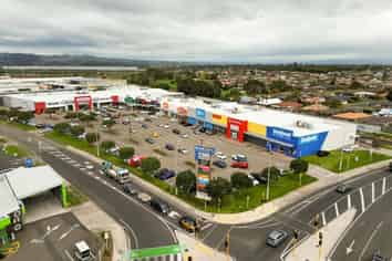 High‑Profile Large‑Format Retail in HomeZone Centre