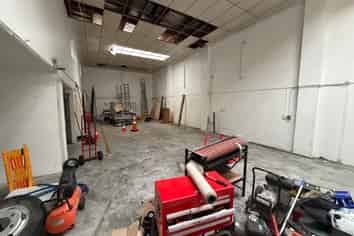 Versatile Dual-Warehouse Opportunity