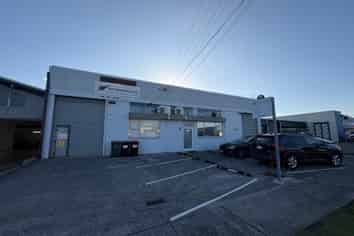 Versatile Dual-Warehouse Opportunity