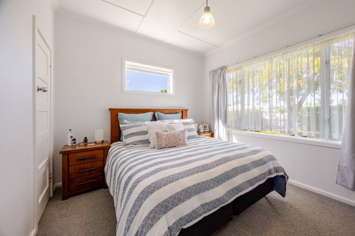Two Bedrooms + Consented Sleepout In Taradale - Więcej