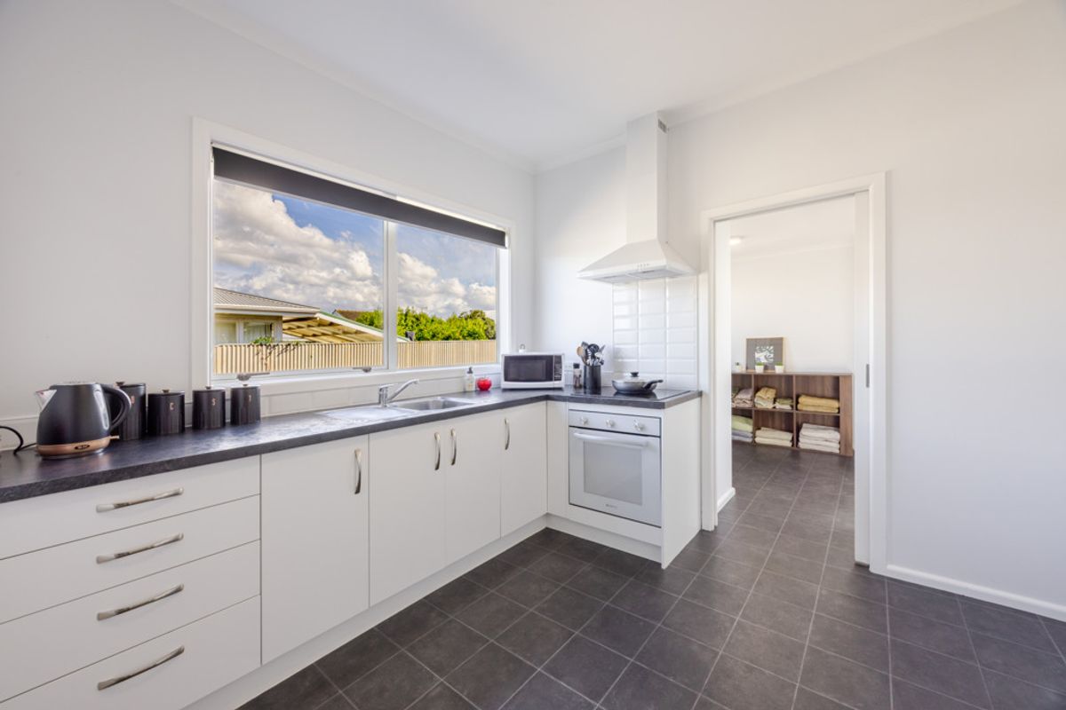 Two Bedrooms + Consented Sleepout In Taradale - Widok 3