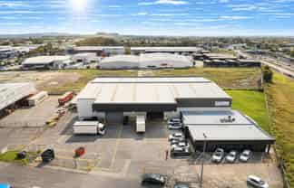 Airport HQ with yard -2,280sqm