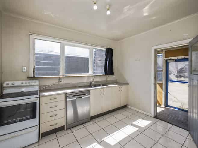 Onehunga Mixed Use with upside - occupy or develop