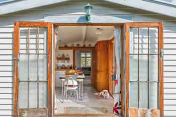 11 River Road, HECTOR