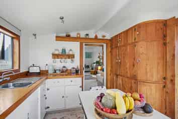 11 River Road, HECTOR