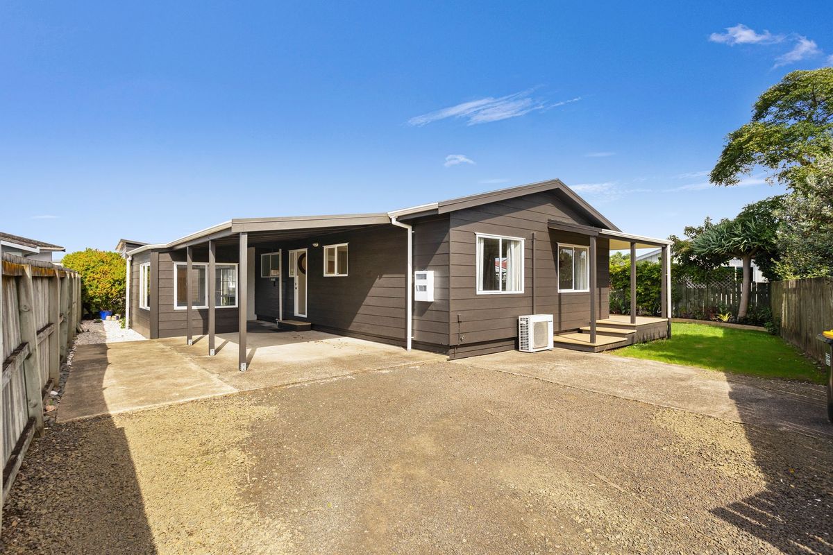 REFURBISHED. TWO BATHROOM. BIG GARAGE., Whitianga
