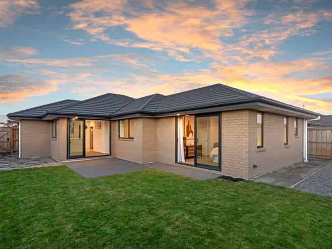 21 Chambers Avenue, Woodend