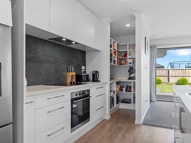 21 Chambers Avenue, Woodend