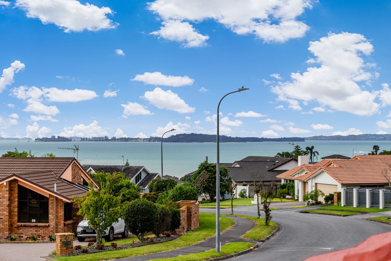 Loved for 22 Years - Prime Eastern Beach Living - Vista 2