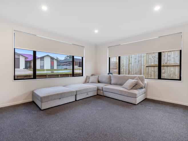 19 Lloyd Crescent, Pukehangi